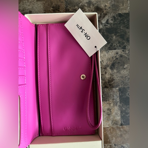 On 34th Wristlet Wallet Fuchsia Purple Snap Closure Multiple Compartments New - Picture 2 of 5